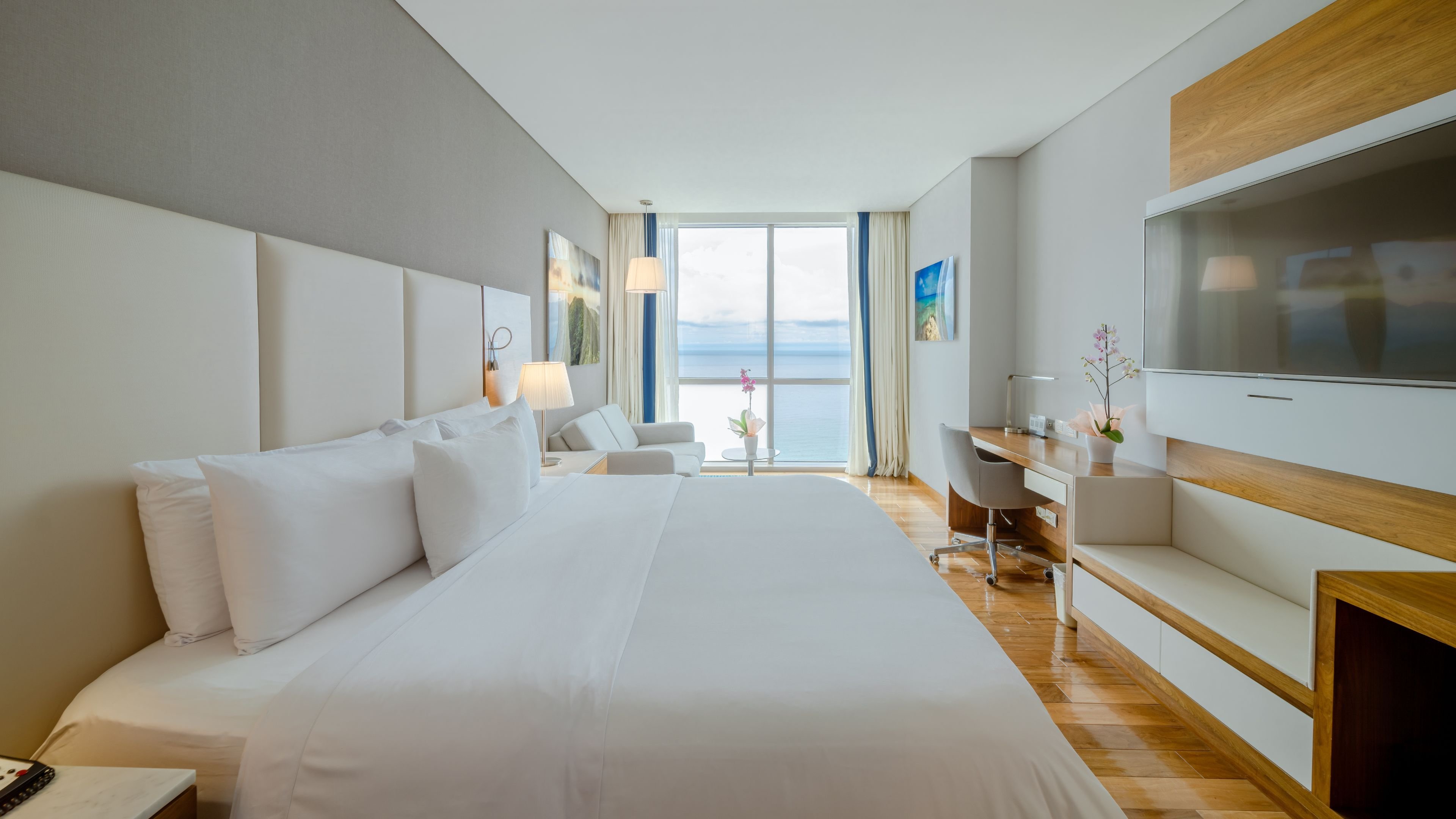 Ocean, Suite, King Bed, High Floor