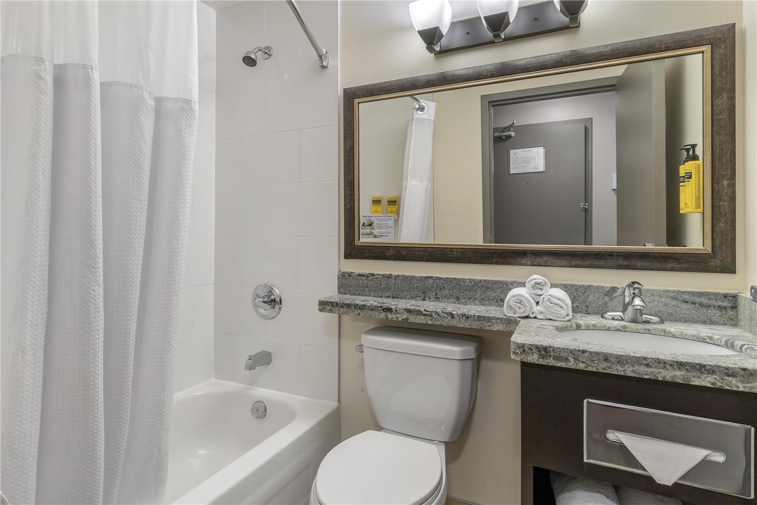 Best Western Plus Chocolate Lake Hotel 79/80