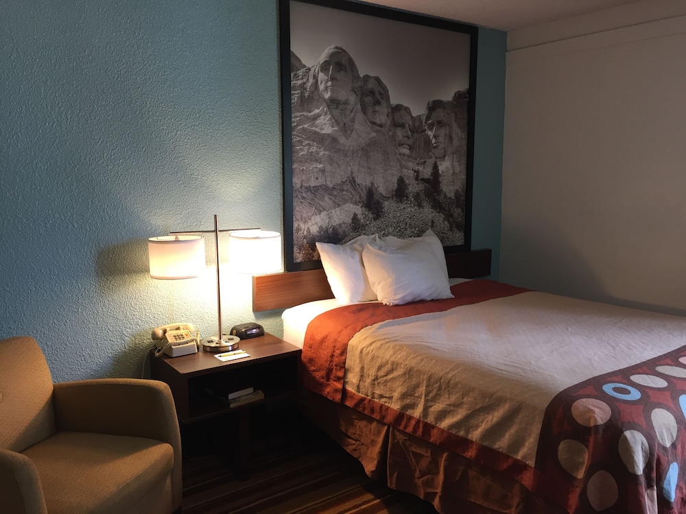Super 8 by Wyndham Redfield 10/24