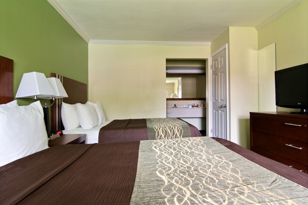 Days Inn by Wyndham Austintown 15/41