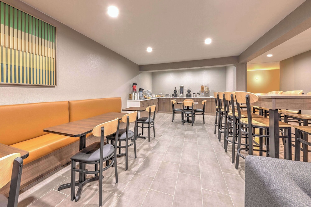Hawthorn Extended Stay by Wyndham Bedford / Dallas 38/49