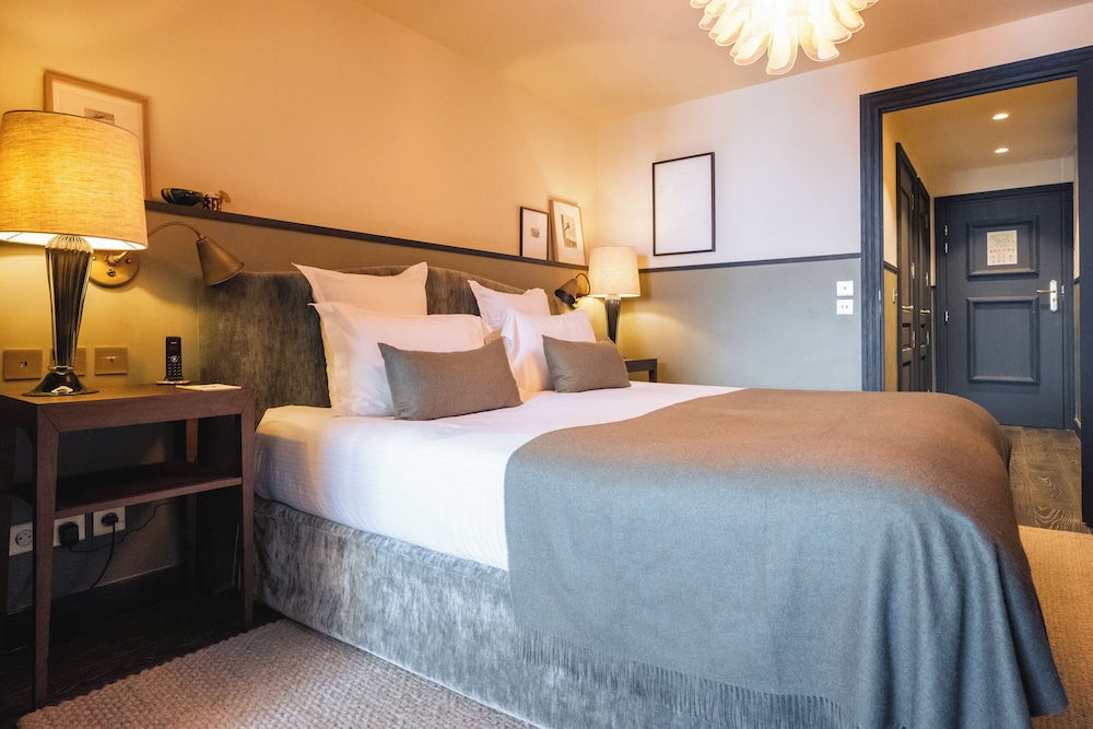 Junior Suite, King Bed, Slope View