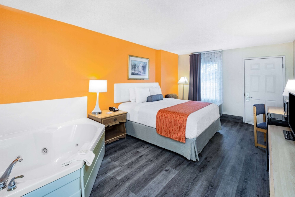 Suite, King Bed, Smoking