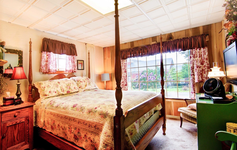 Lily Garden Bed and Breakfast 8/28