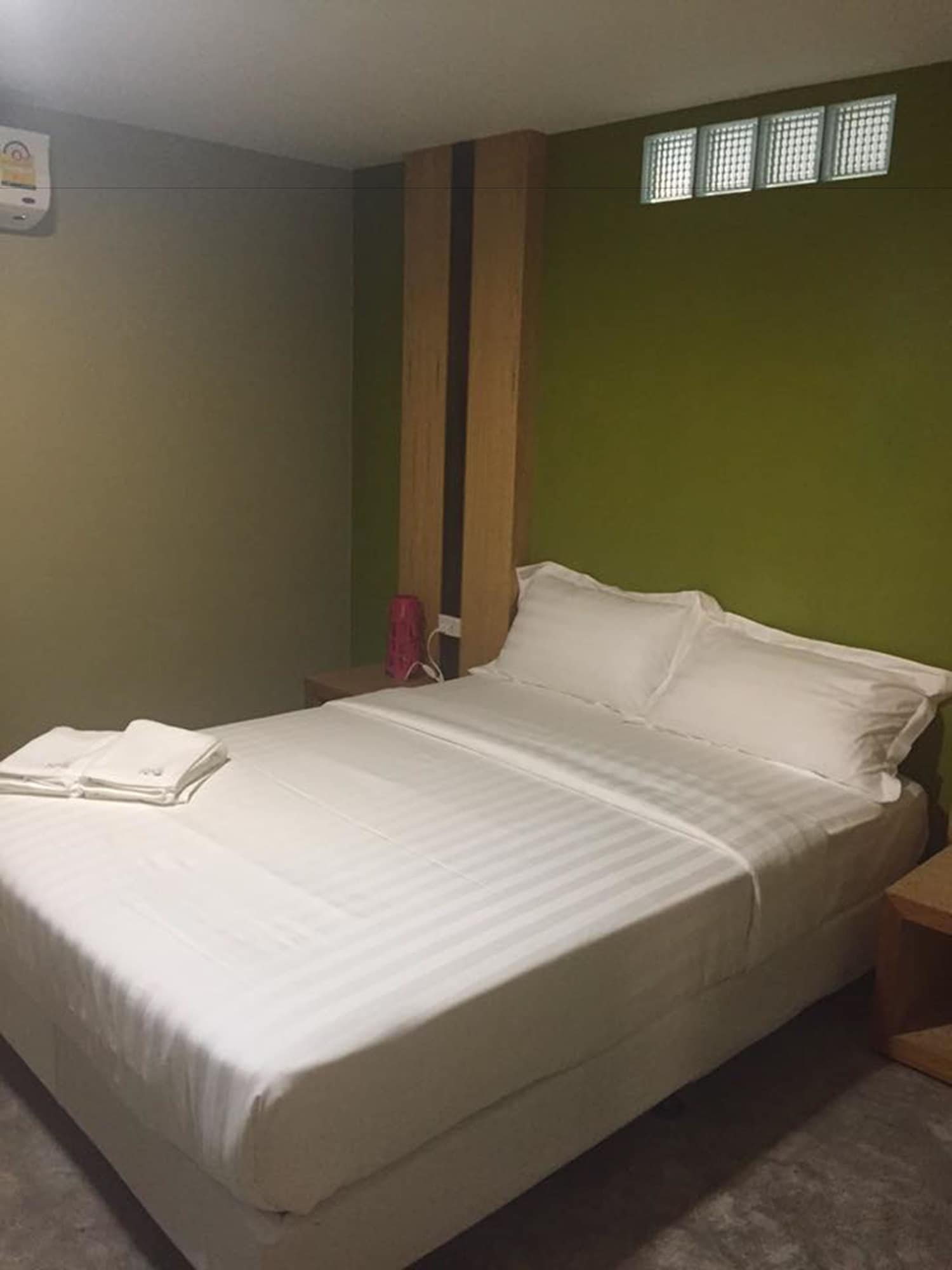 ROOM, DOUBLE BED