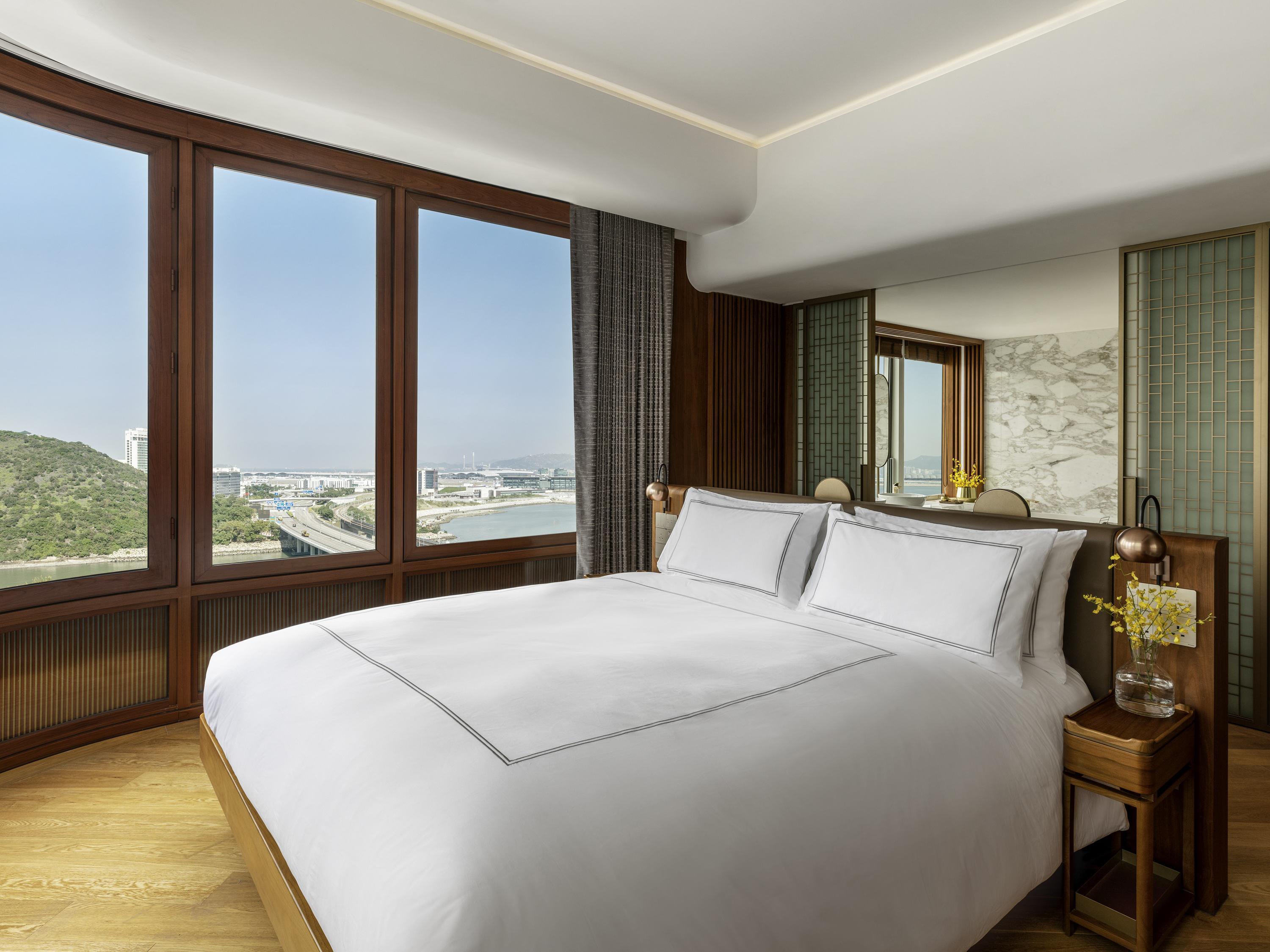 SUNSET, SUITE, KING BED, PANORAMIC VIEW, LOUNGE ACCESS, CORNER