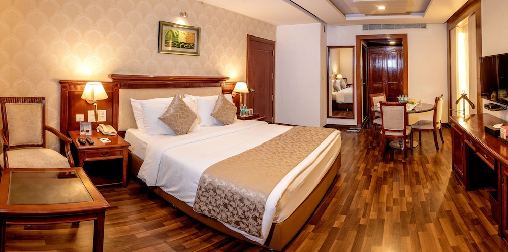 JUNIOR SUITE, KING BED