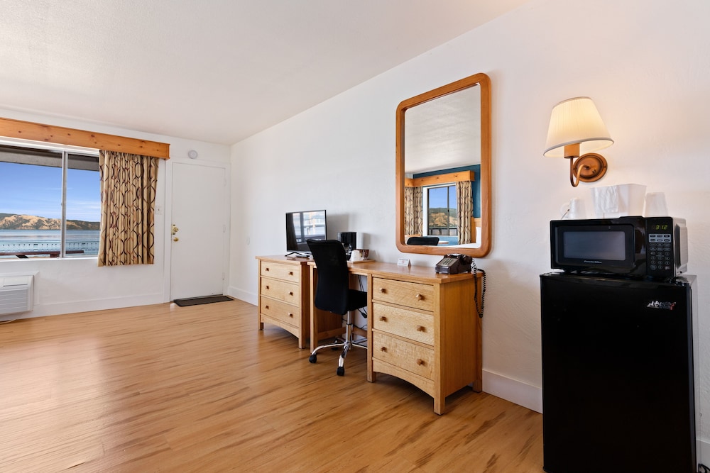 Skylark Shores Resort 8/50