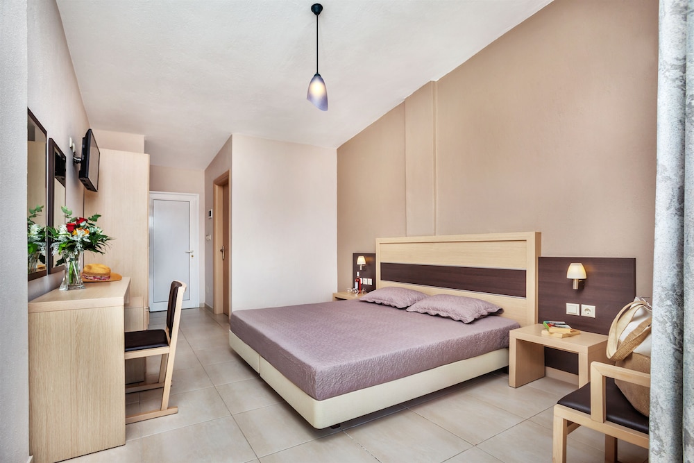 Iris Hotel 61/107