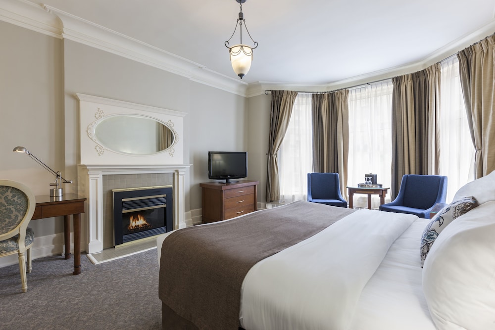 DELUXE, KING BED