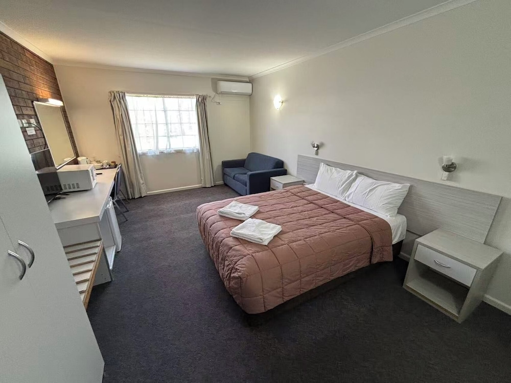 Shakespeare Motel 27/50