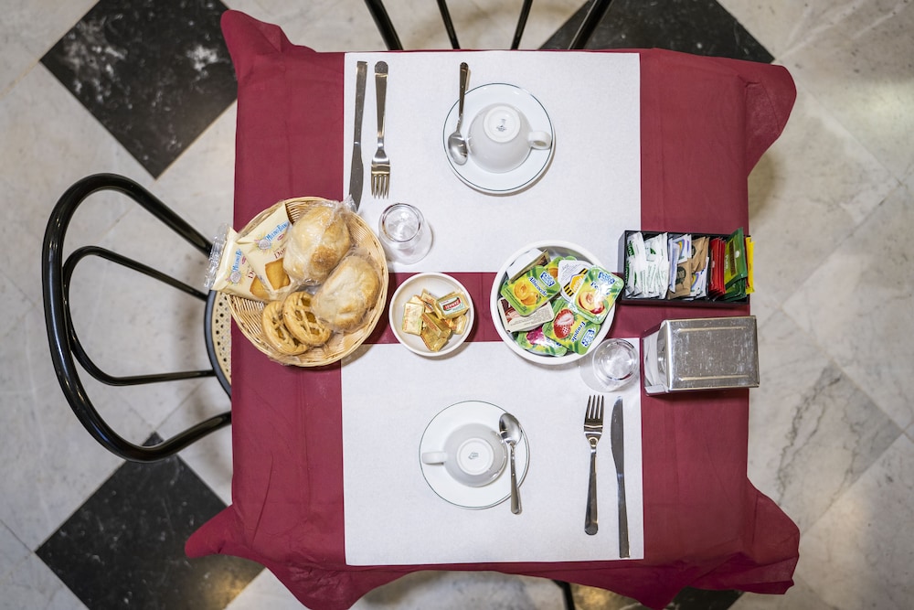 Hotel Ferrarese Roma 33/49