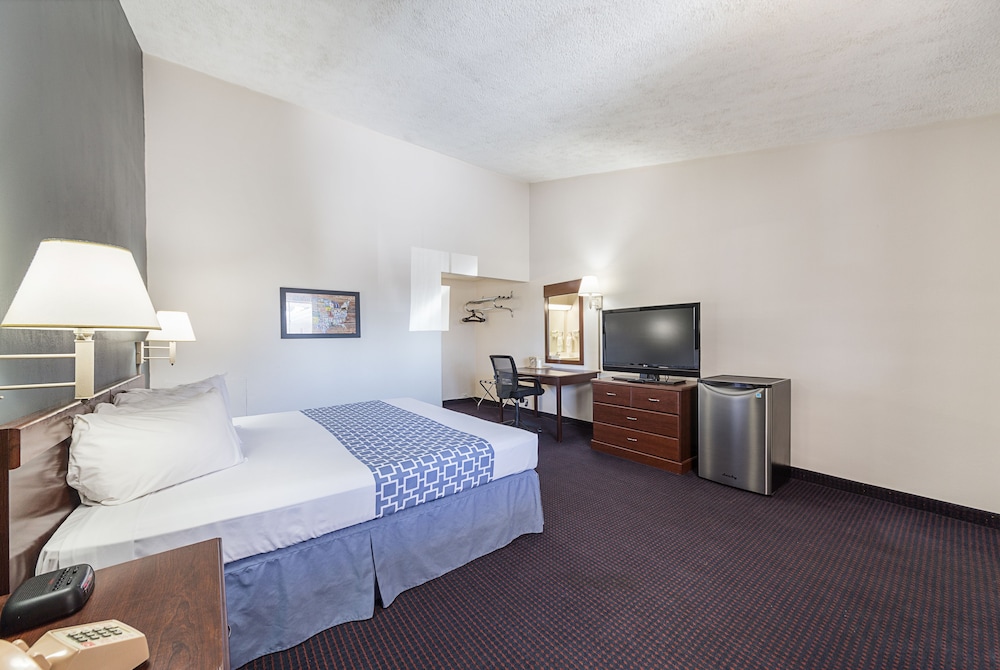 Parkview Inn and Conference Center (ex Econo Lodge) 15/50