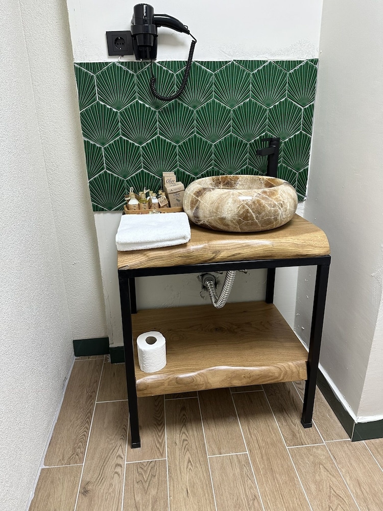 Kingway Suite 45/45