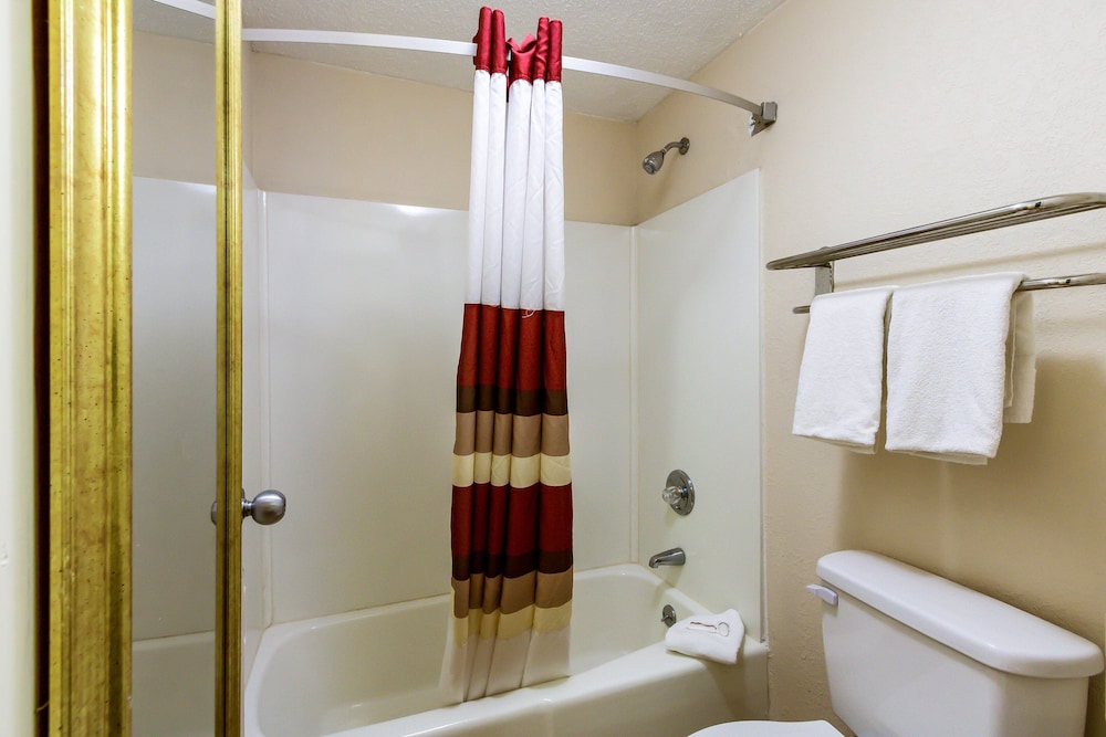 Red Roof Inn & Suites Statesboro - University 16/45