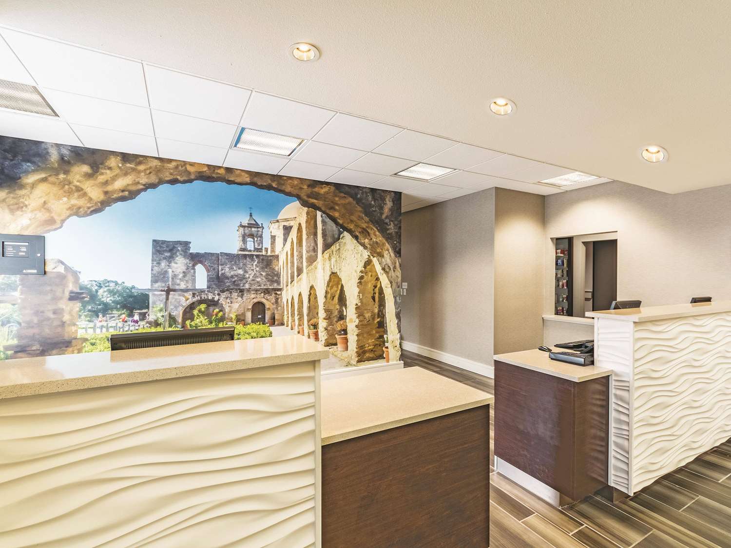 La Quinta Inn & Suites by Wyndham San Antonio Downtown 4/25