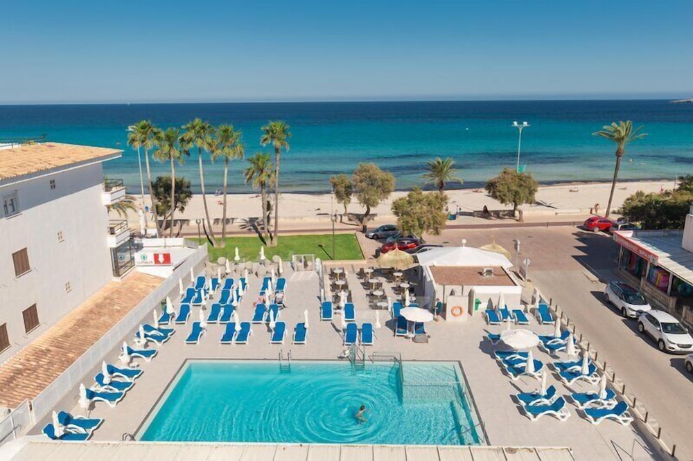 R2 Veronica Beach Hotel 44/48