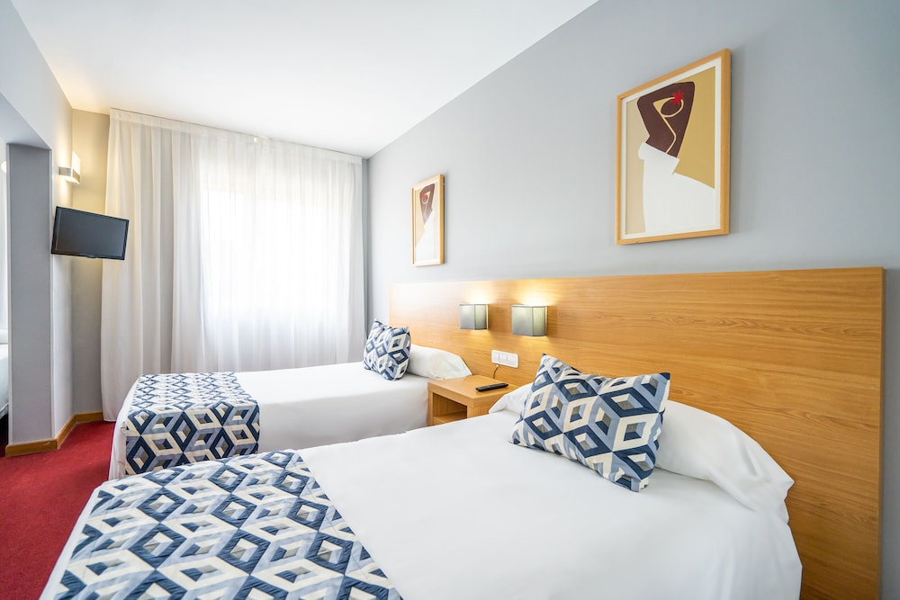 ROOM, QUADRUPLE