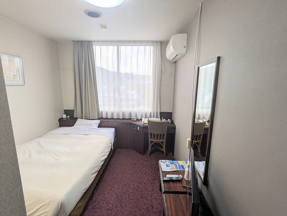 Hotel Crown Hills Miyoshi 5/40