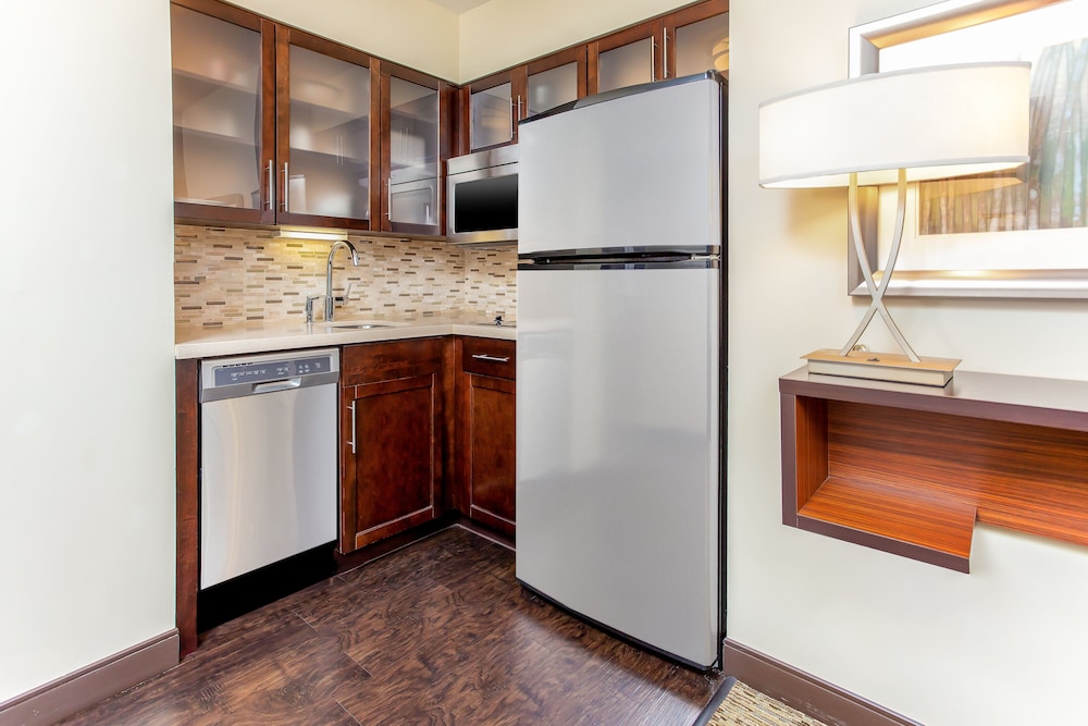 جناح بسرير كينج بغرفة نوم واحدة مع أريكة بمطبخ، Staybridge Suites Phoenix - Chandler 4/8