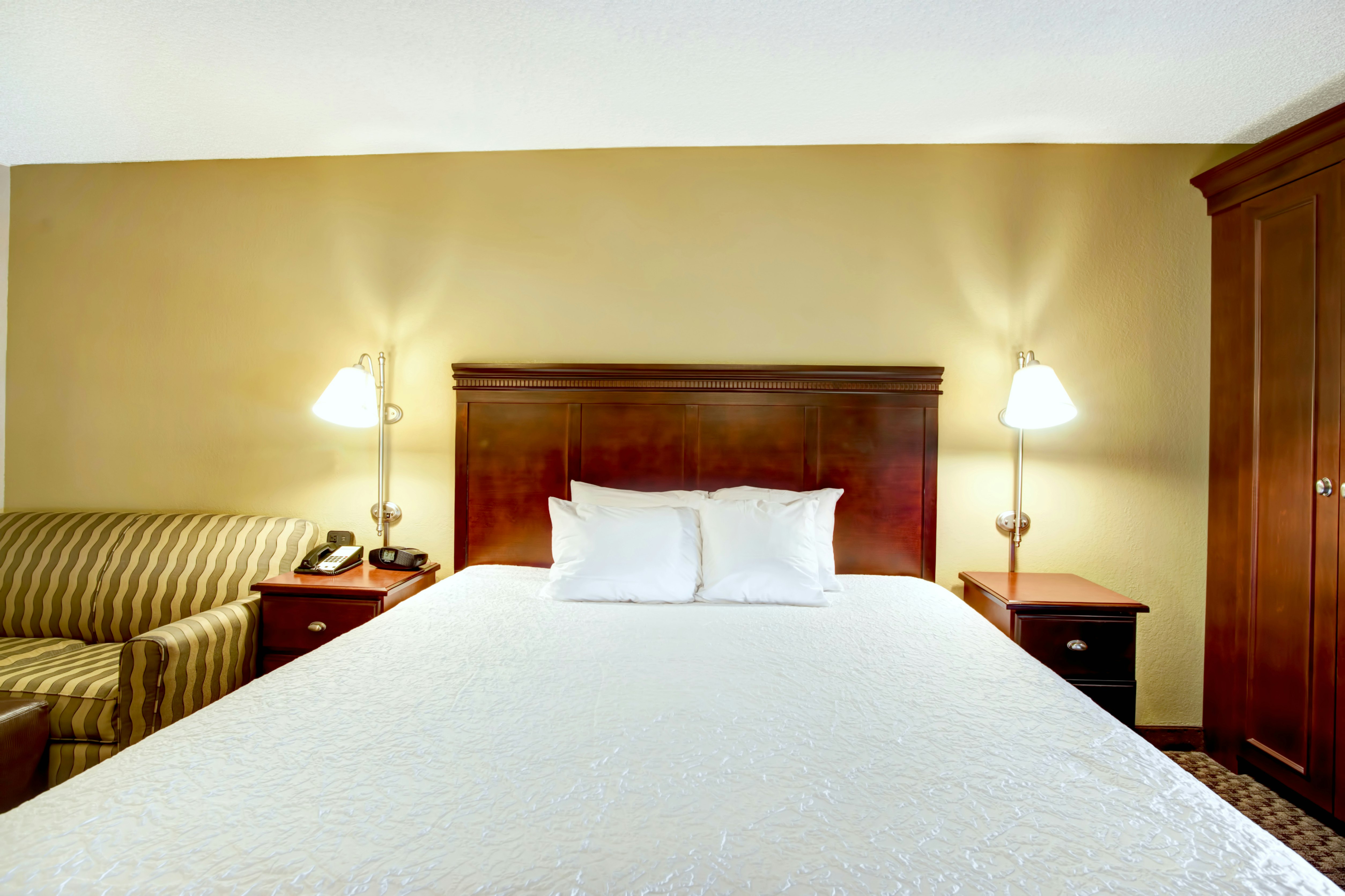 ROOM, KING BED, SOFA