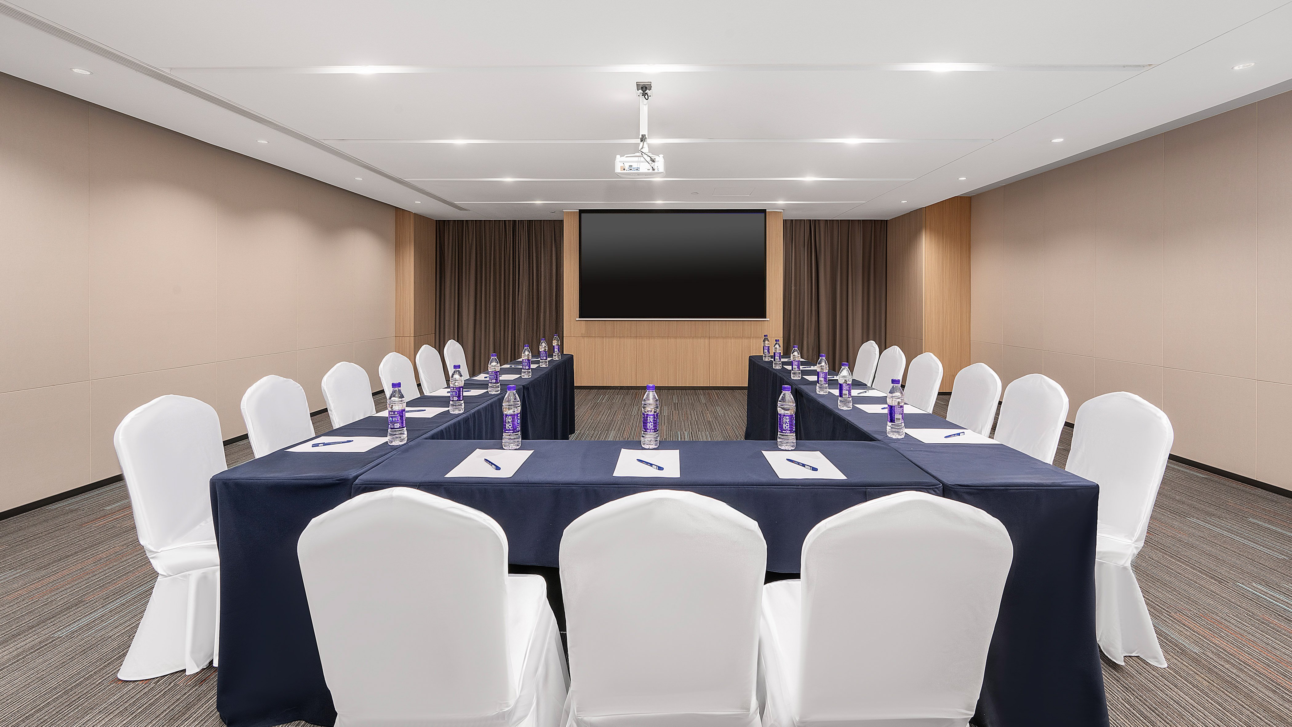Holiday Inn Express Qingdao Hongdao Station 18/20