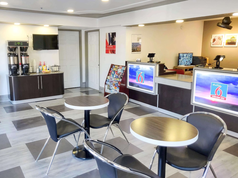 Studio6 Fresno, CA - Extended Stay 22/37