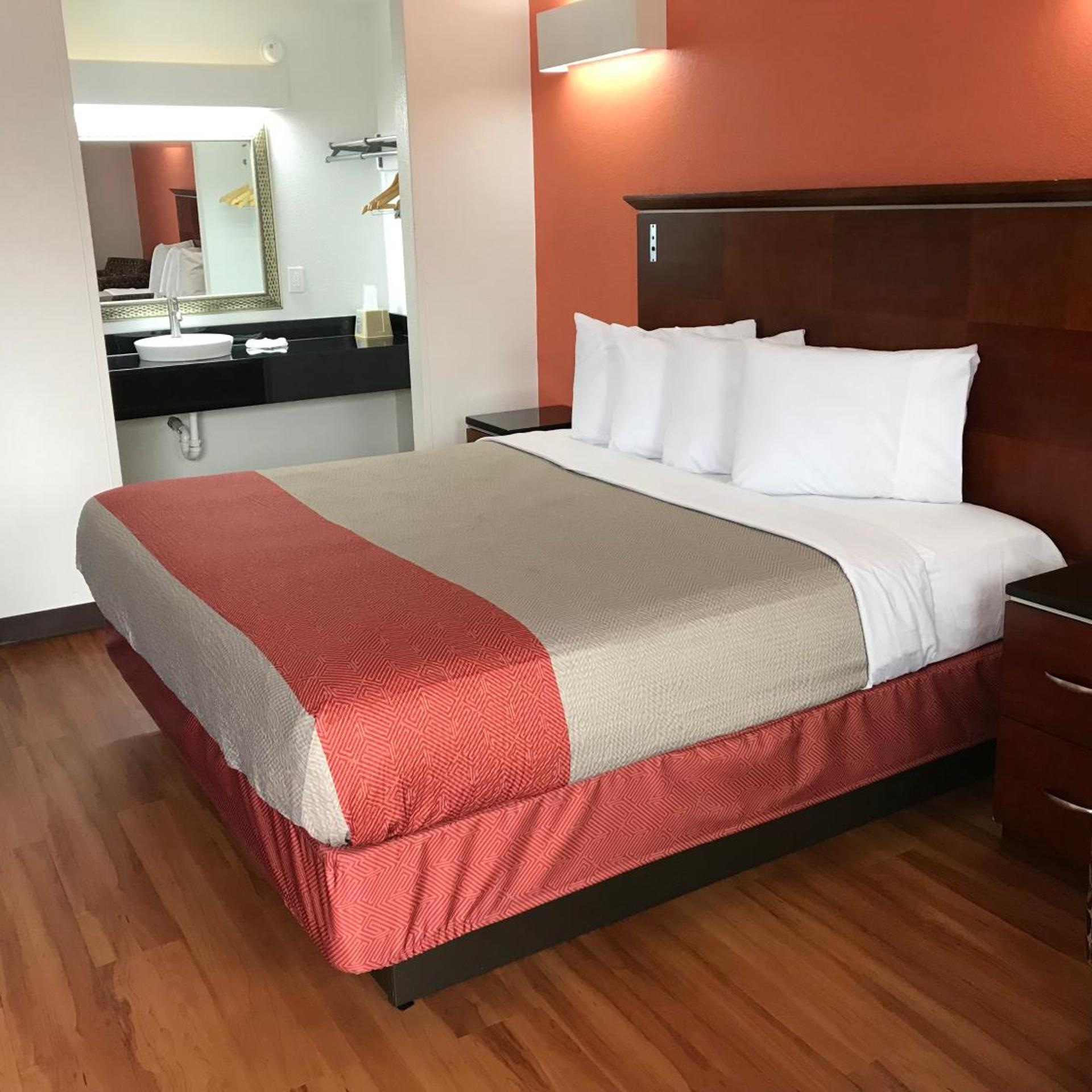 1 King Bed - Non-Smoking, Micfridge