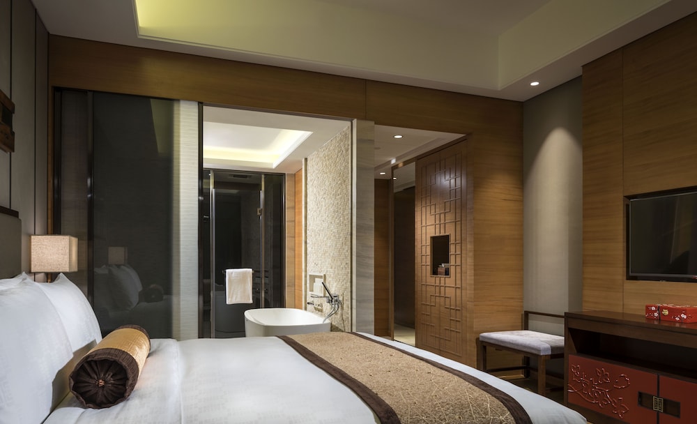 HUALUXE YANGJIANG CITY CENTER 25/79