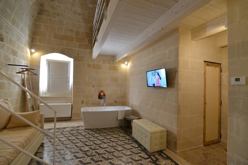 ROOM, QUEEN AND TWIN BEDS, BATHTUB