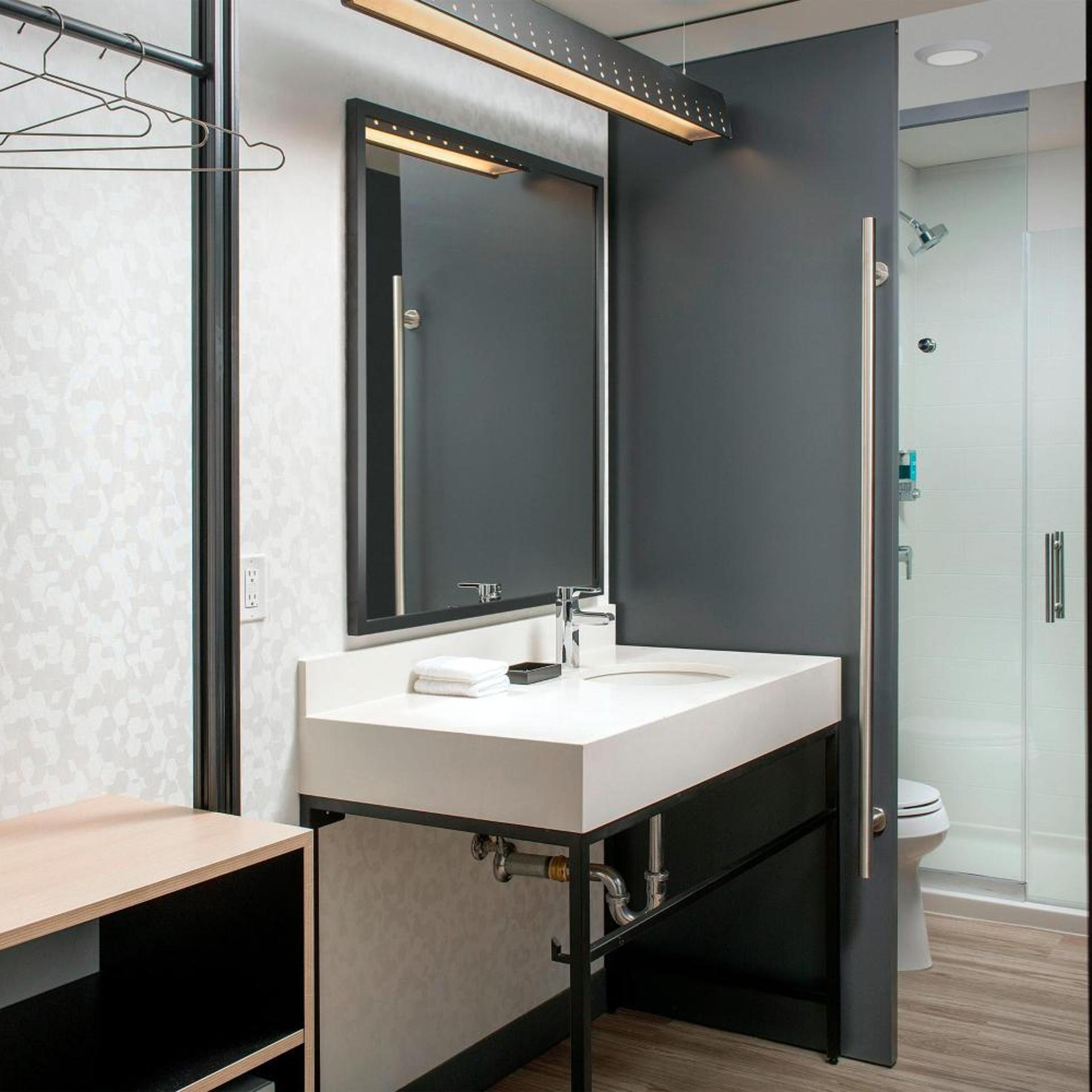 Aloft, Guest Room, King Bed, Accessible