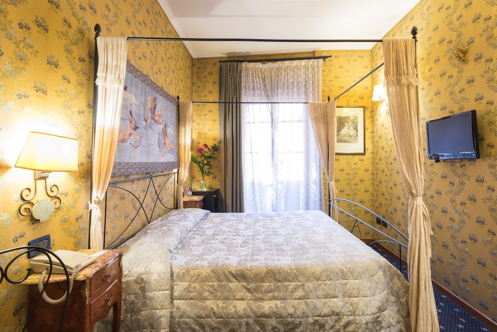 ROOM, DOUBLE BED