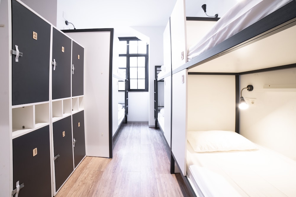 MIXED DORM, 8 BEDS, SHARED BATHROOM