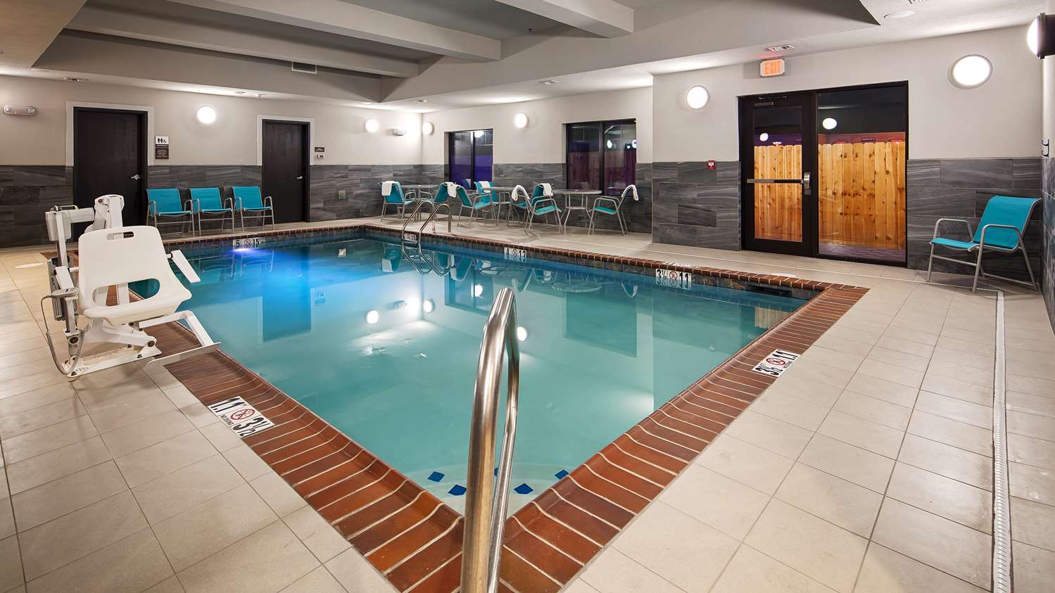 Best Western Plus At Prien Lake Inn And Suites 30/48