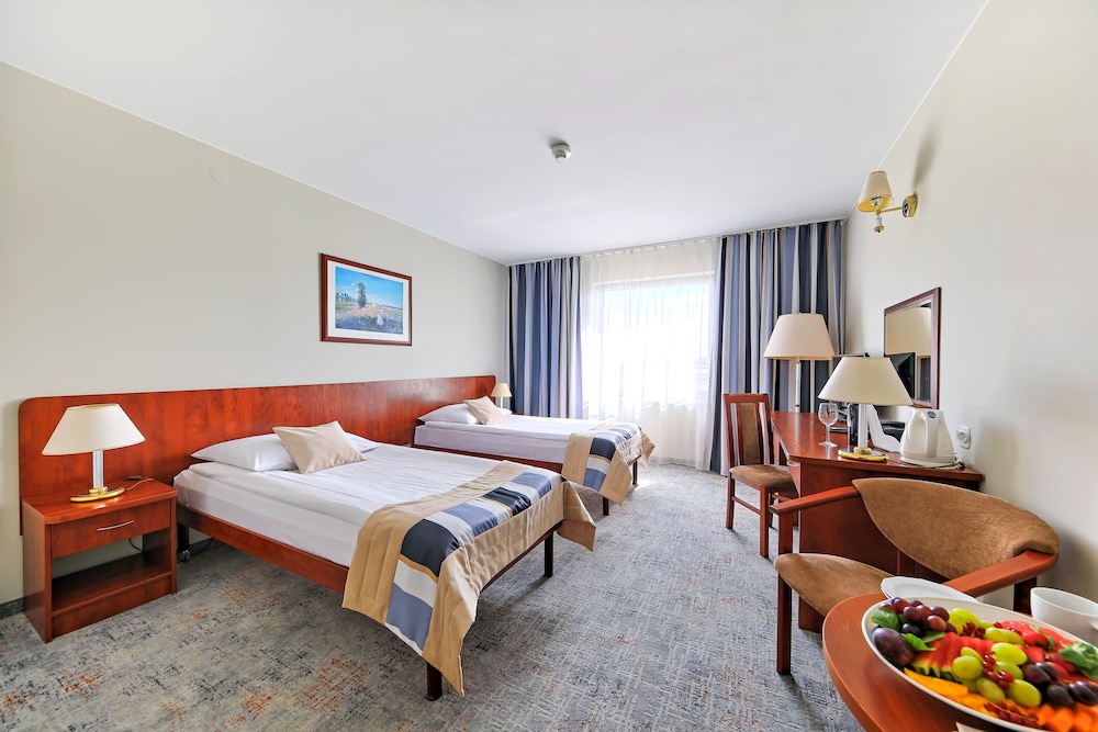 BUSINESS, TWIN BEDS