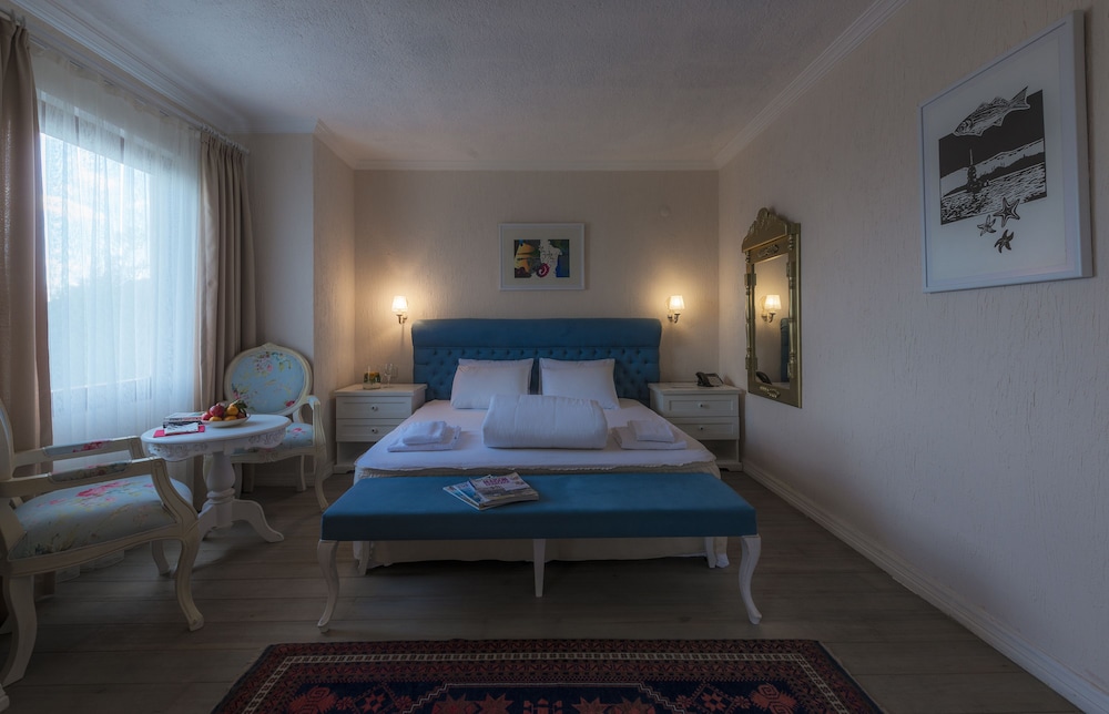 Aeneas Hotel 6/50