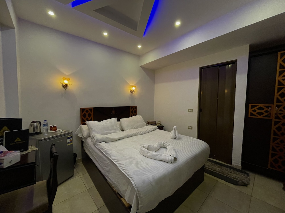 Sahara Pyramids Inn 16/50