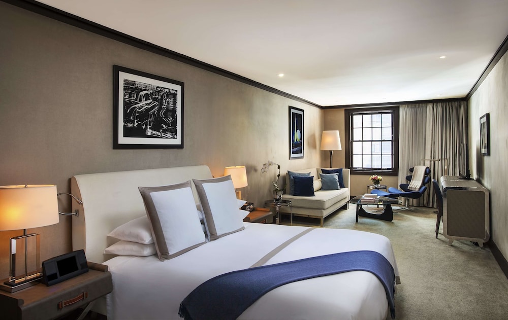 Junior Suite, King Bed, Street View, Accessible