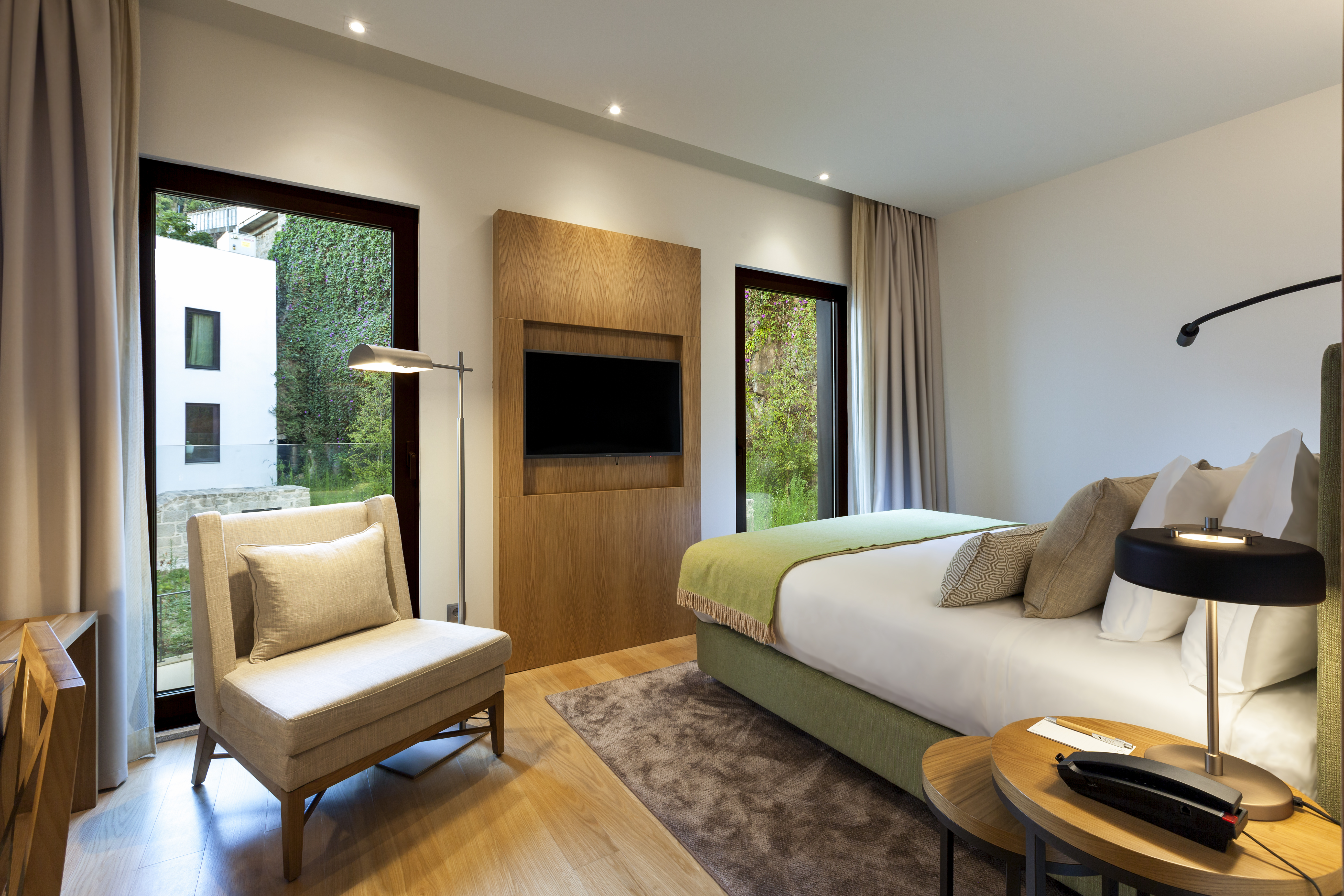 غرفة كلاسيكية بسرير مزدوج بإطلالة على الحديقة، NEYA Porto Hotel 2/6