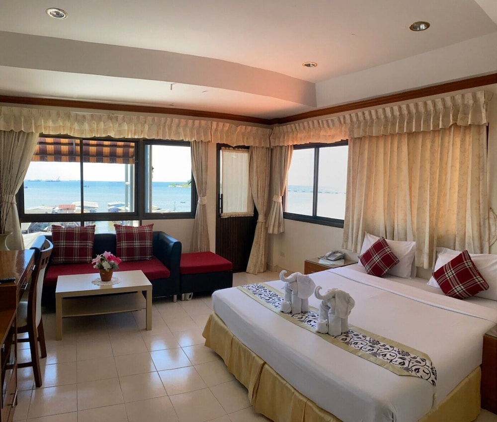 SUPERIOR, SEA VIEW, BALCONY