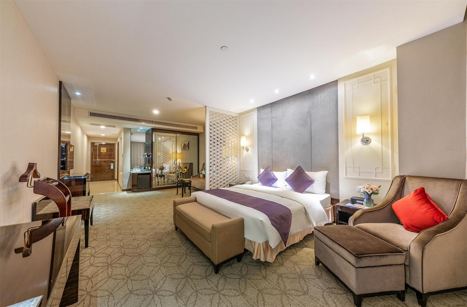 DELUXE, KING BED
