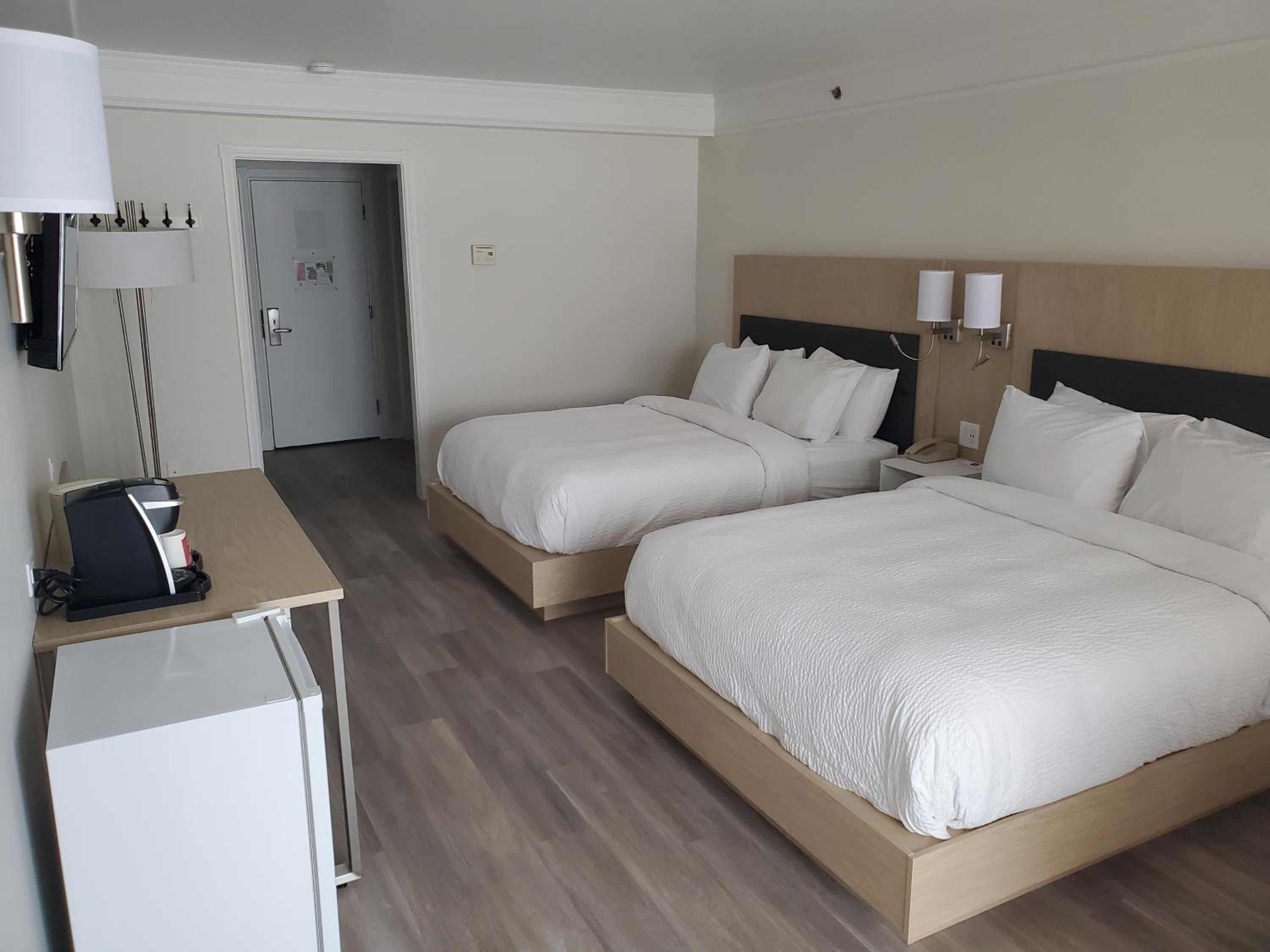 Room, King Bed, 2 Queen Beds, Mountain Side