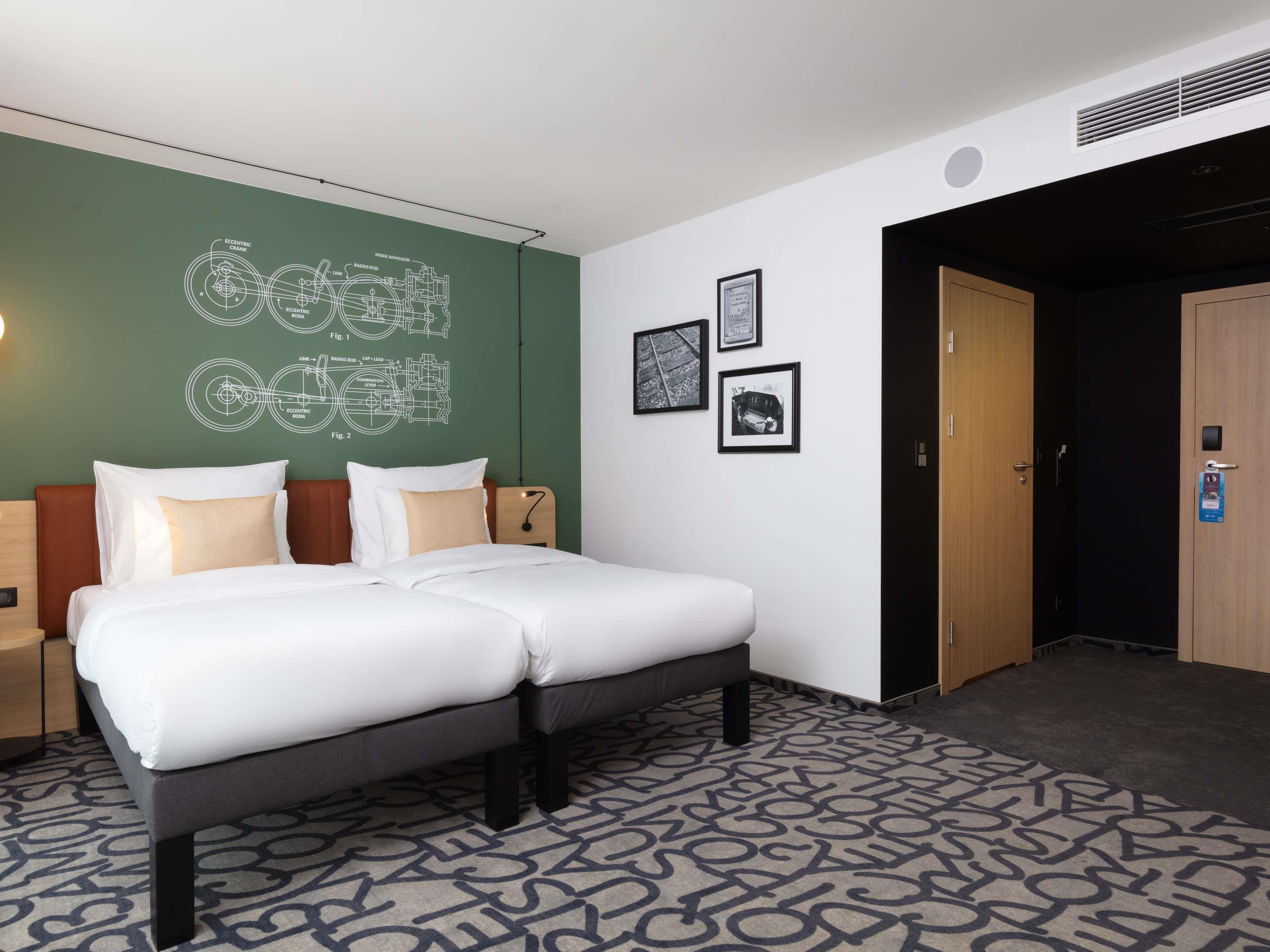 ROOM, 2 BEDS, WORKING AREA