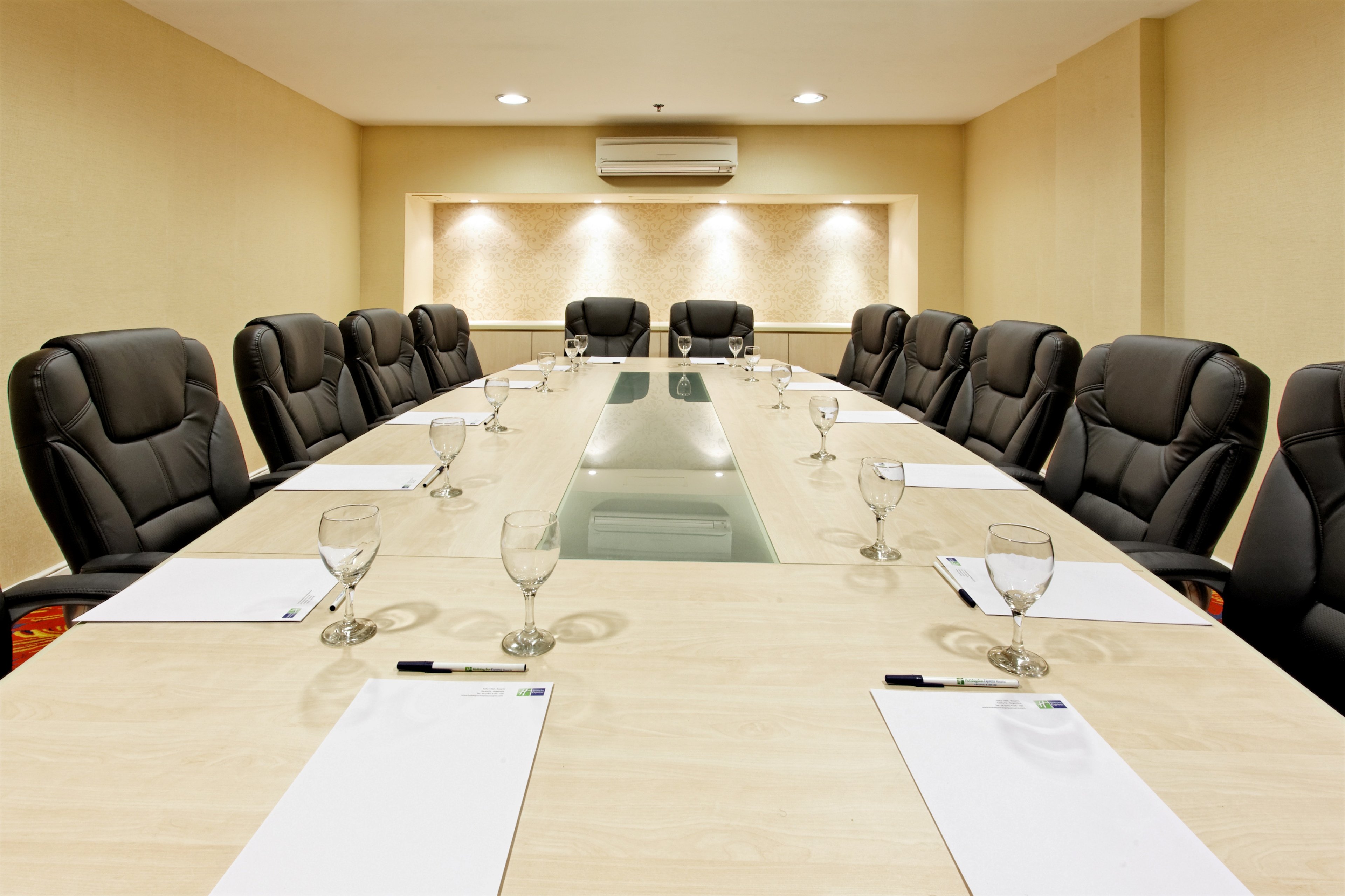 HOLIDAY INN EXPRESS ROSARIO 55/56