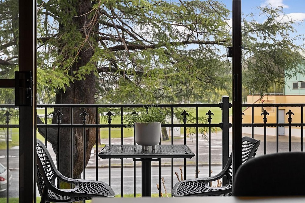 OXLEY COURT SERVICED APARTMENTS 33/41