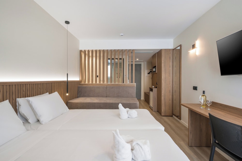 Superior, Double Bed, Shared Pool, Sofa