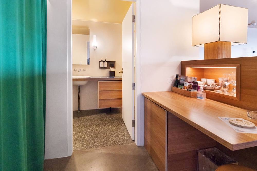 SUPERIOR, SUITE, KING BED, POOL SIDE
