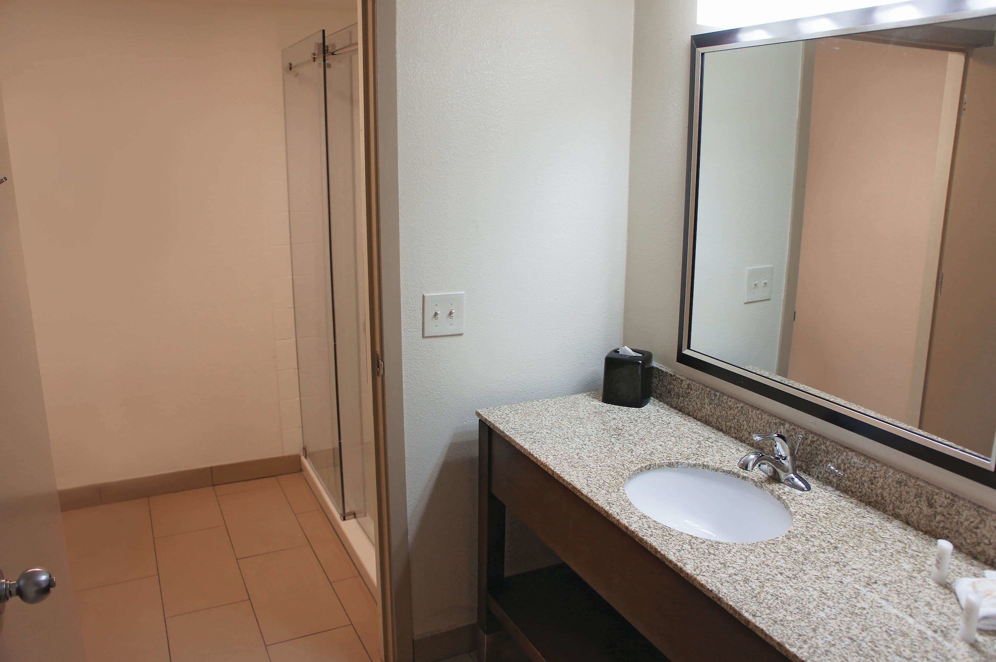غرفة بسرير كينج، La Quinta Inn & Suites by Wyndham Oakland - Hayward 7/7
