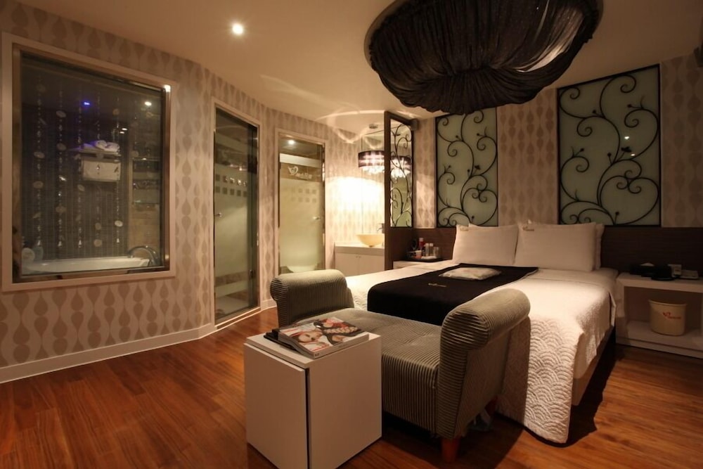 Fox Hotel 14/18