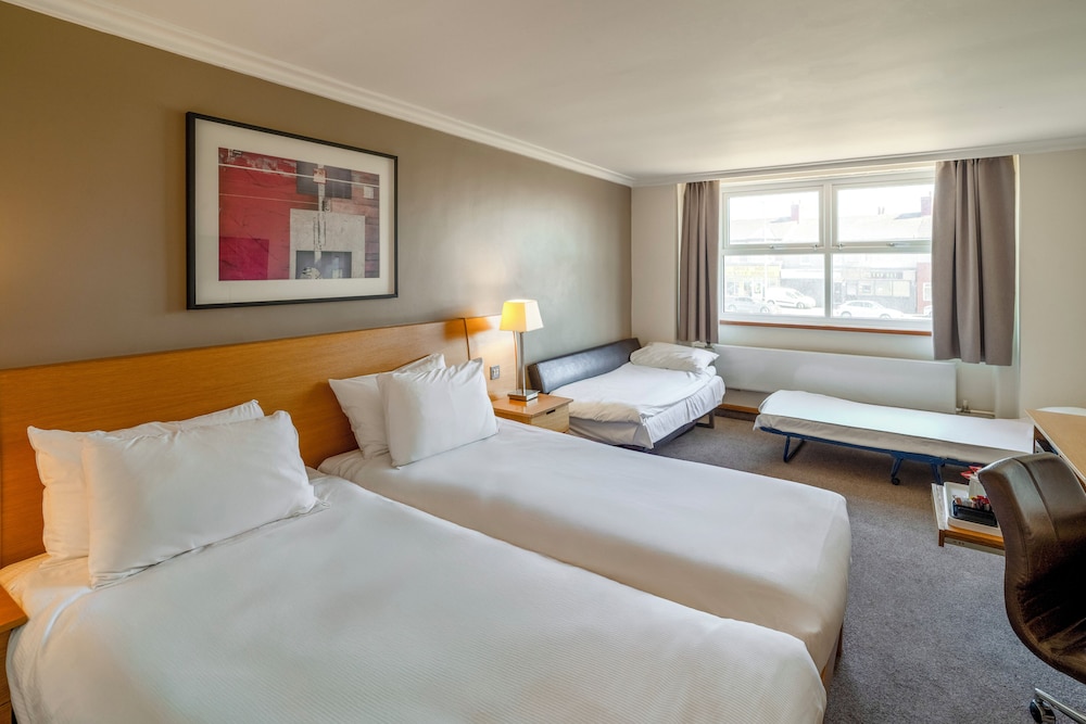 FAMILY, TWIN BEDS